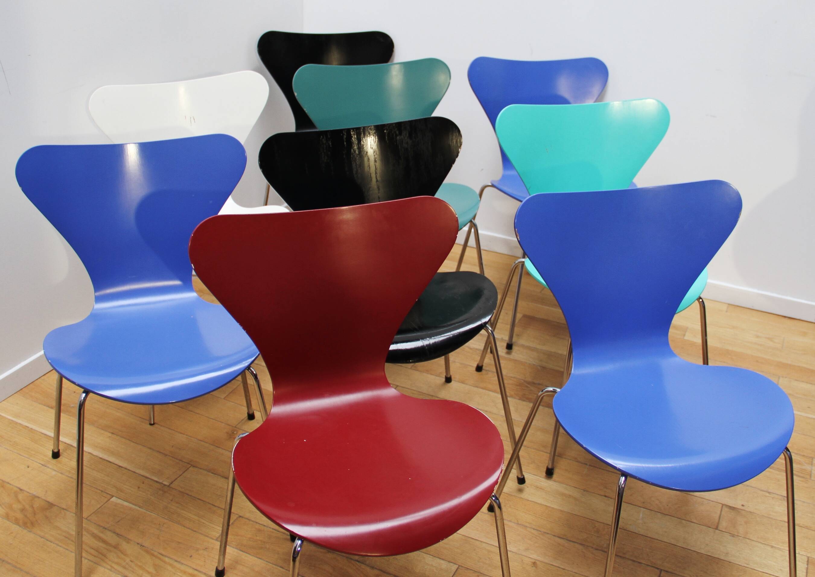 Suite de 9 chaises fourmi 3107 Arne Jacobsen