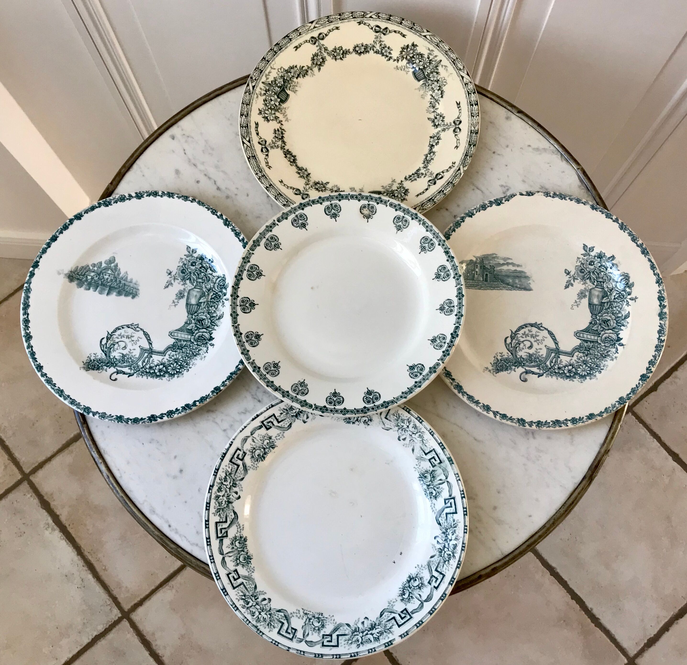 Lot de 5 assiettes plates Terre de Fer dépareillées Sarreguemines "Griffon", Salins "Ninon" et Mouli