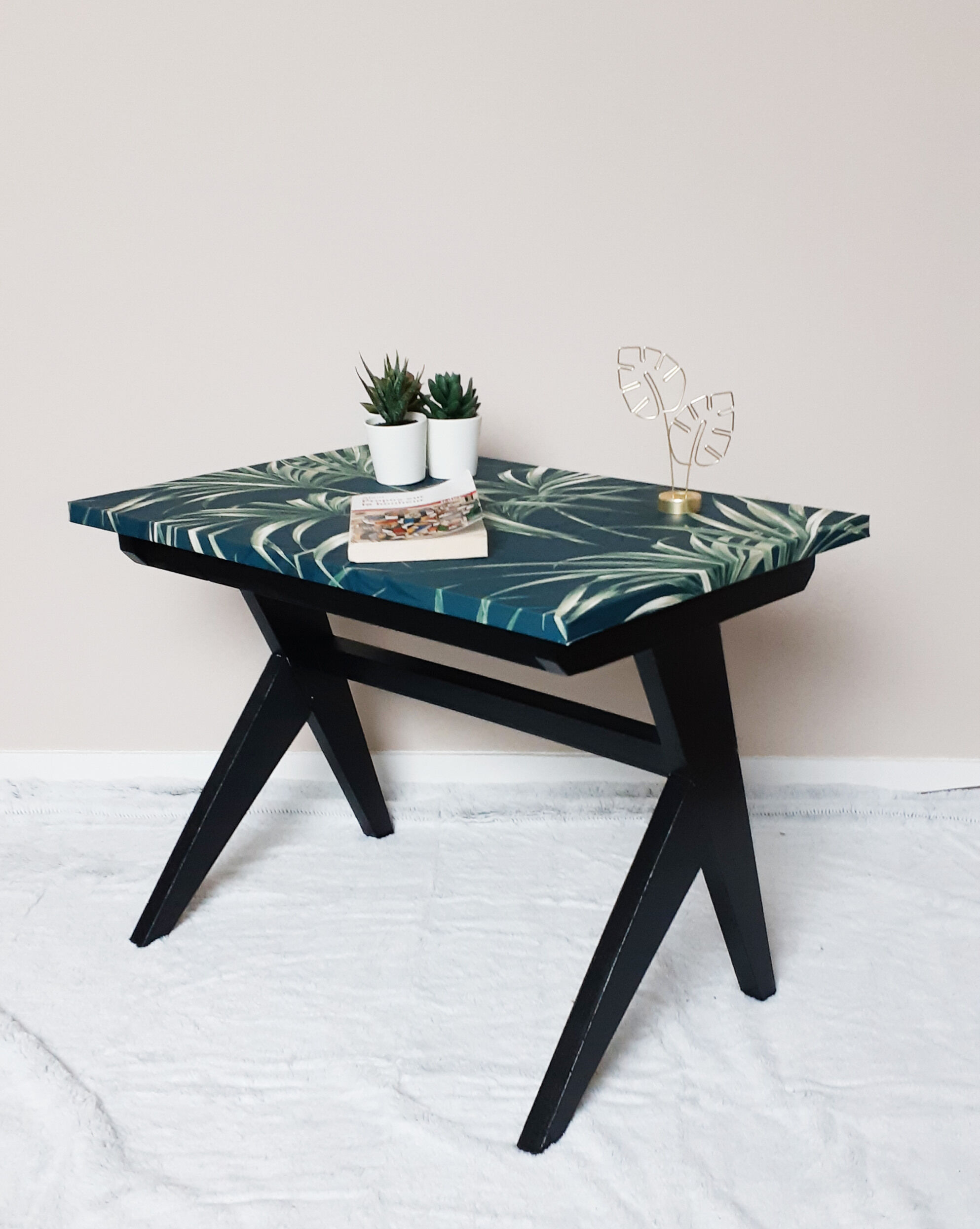 Low table feet compass