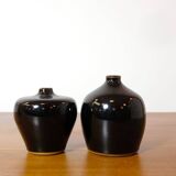 Laslo pour Mikasa, deux petits vases noirs des années 80.