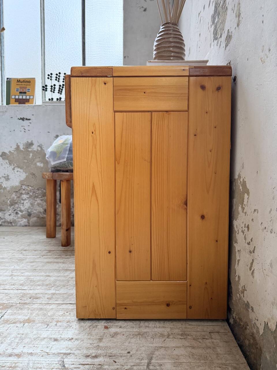 Chevet sélectionné par Charlotte Perriand pour Les Arcs