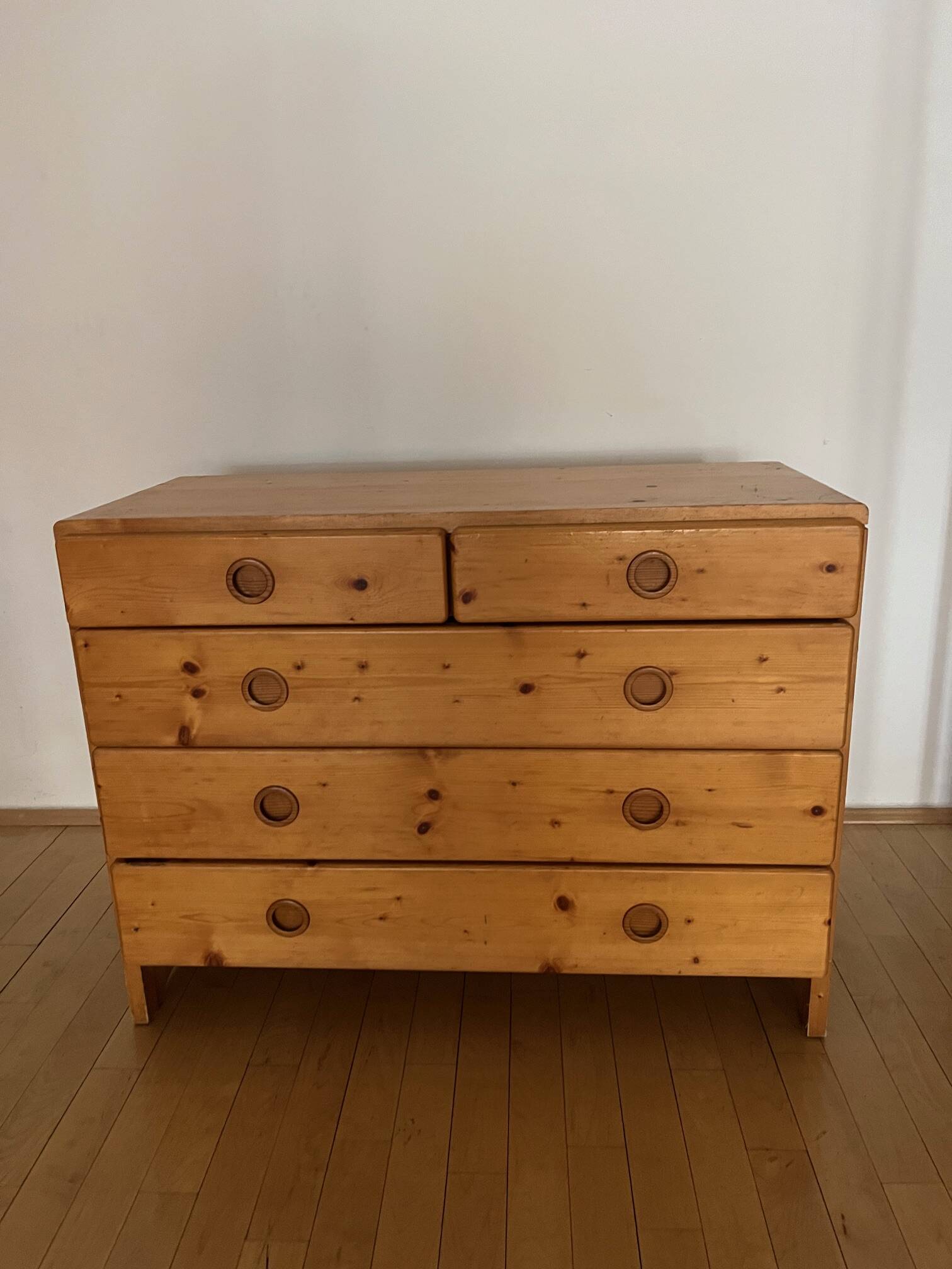 Commode en pin, Charlotte Perriand pour Les Arcs
