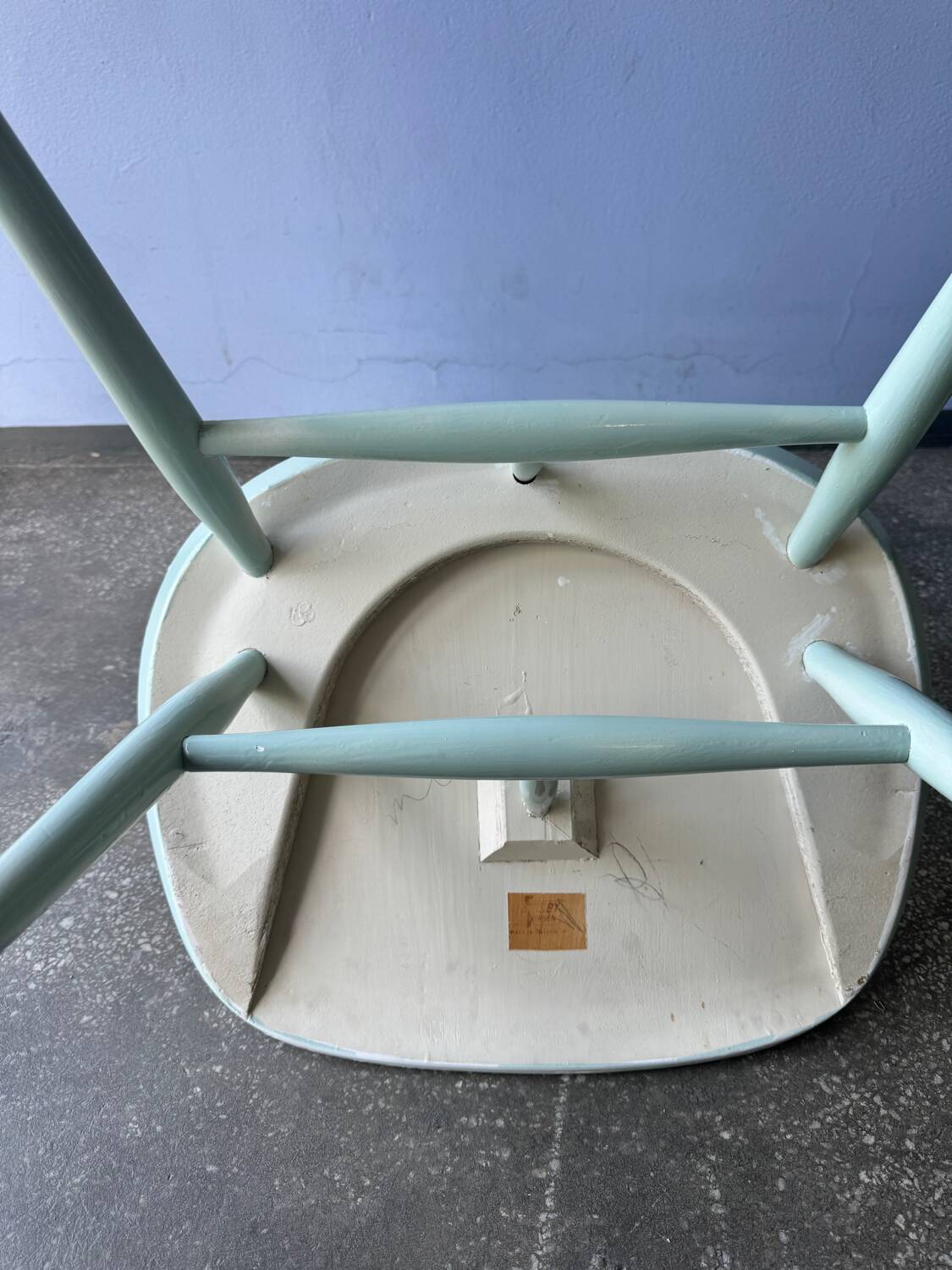 Chaise bâton blanche « Mademoiselle » du Finlandais Ilmari Tapiovaara