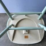 Chaise bâton blanche « Mademoiselle » du Finlandais Ilmari Tapiovaara