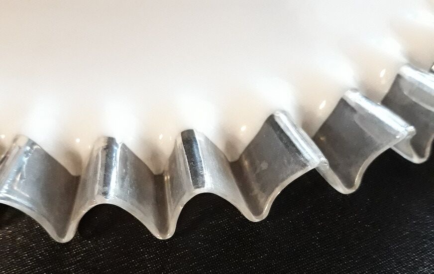 Abat-jour à dentelle en opaline années 50