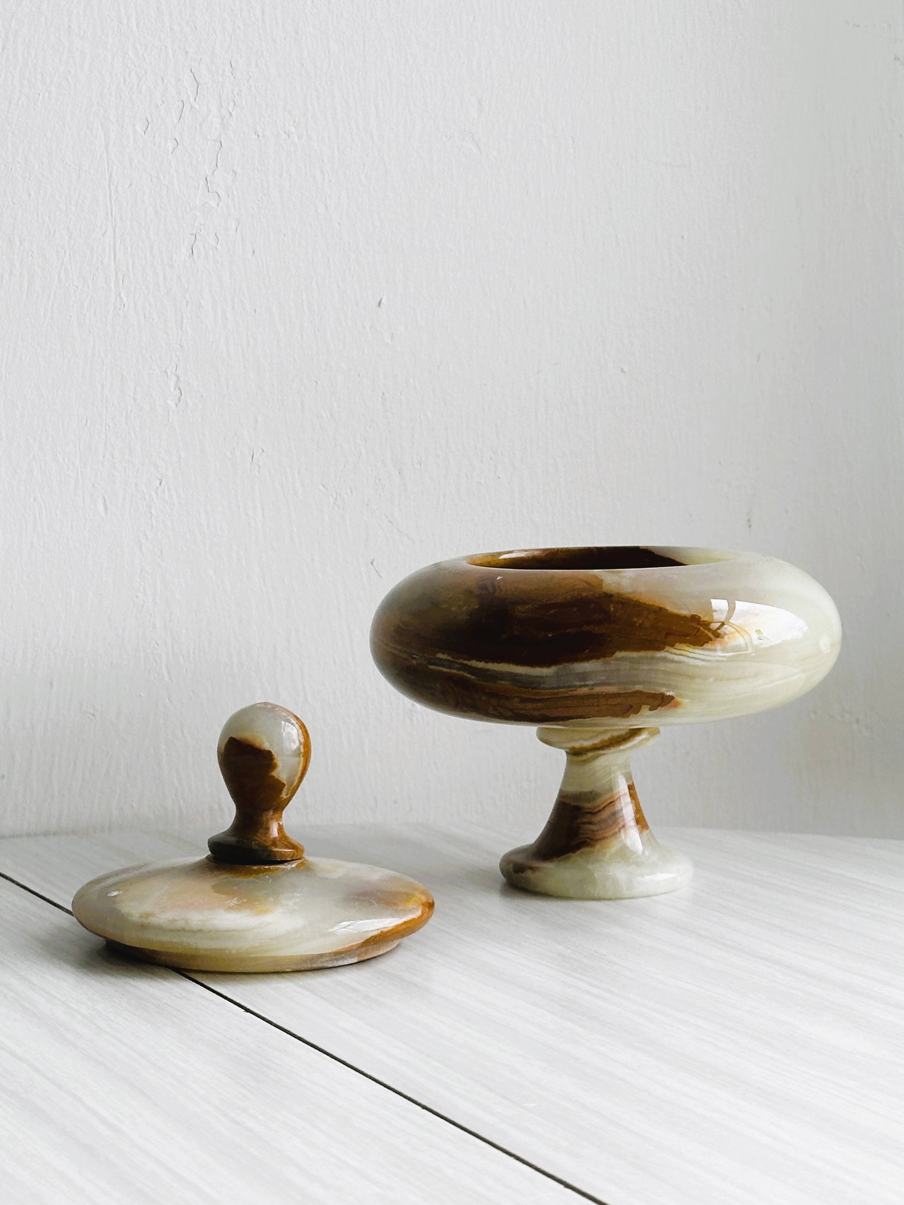 Marbled onyx box with lid - empty pocket bowl on marble base.