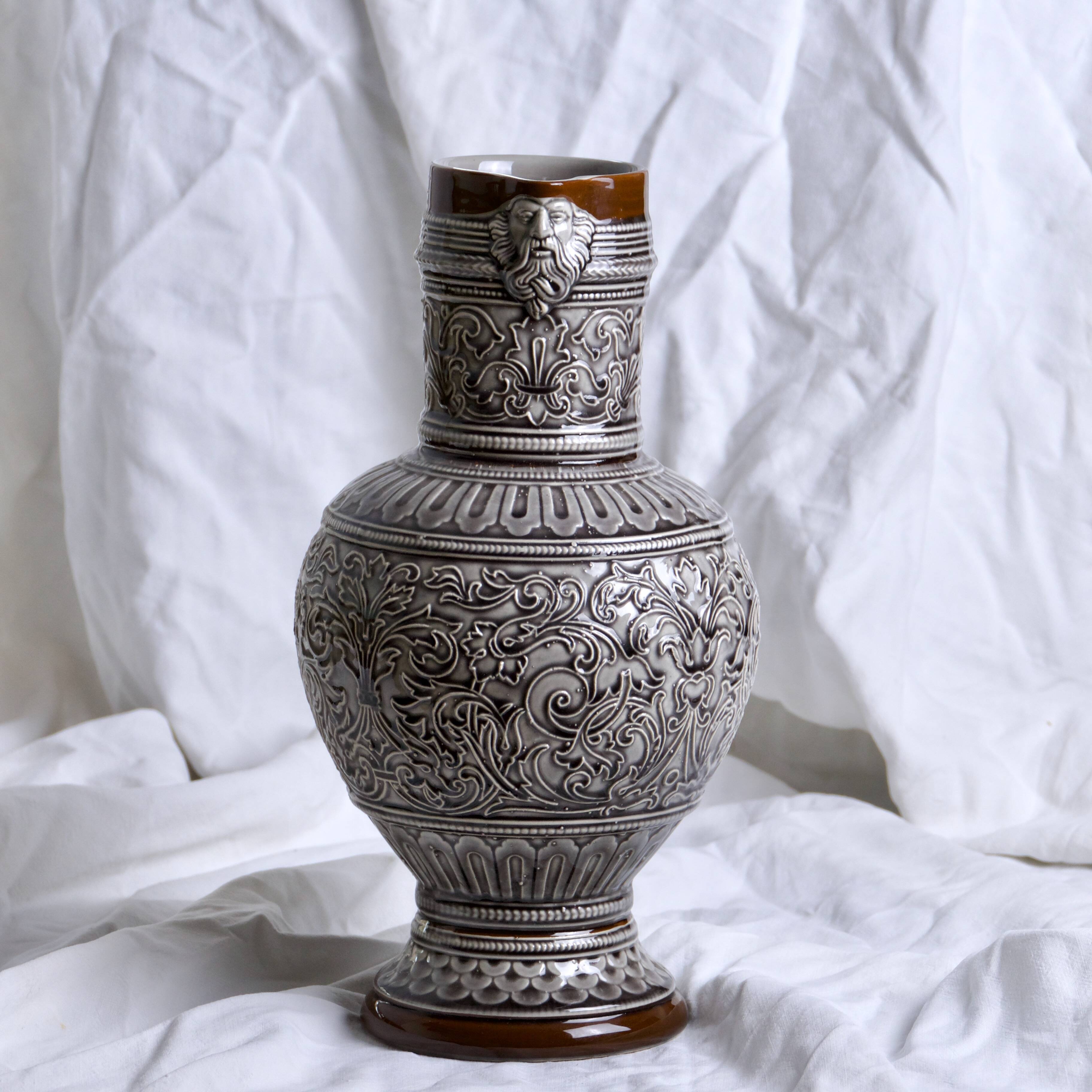 Large 19th century (1840) barbotine carafe / vase with prow head