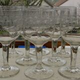Lot de 8 verres ballon anciens en verre gravé. Frise à la Grecque.