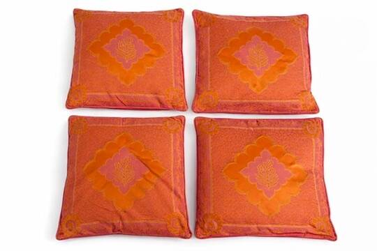 Set of 4 embroidered cushions in coral and pink – 44x44 cm – identical on both sides.