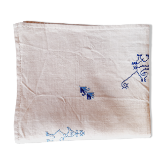 Rectangular placemat on thick cotton canvas and blue camel decoration.