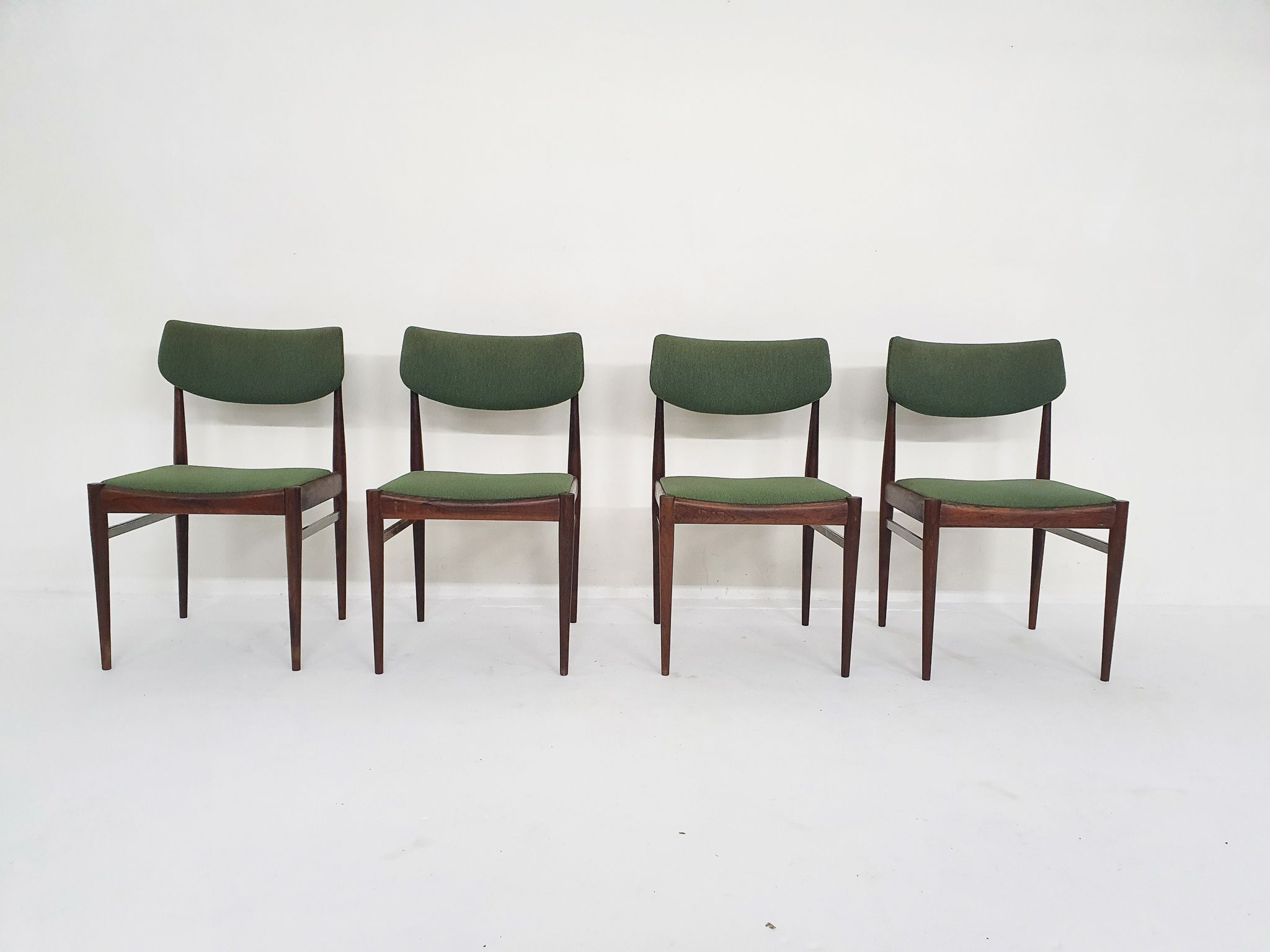 Ensemble de quatre chaises de salle à manger AWA en palissandre, Pays-Bas des années 1960