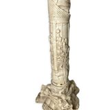 Piédestal chinois sculpté en faux ivoire