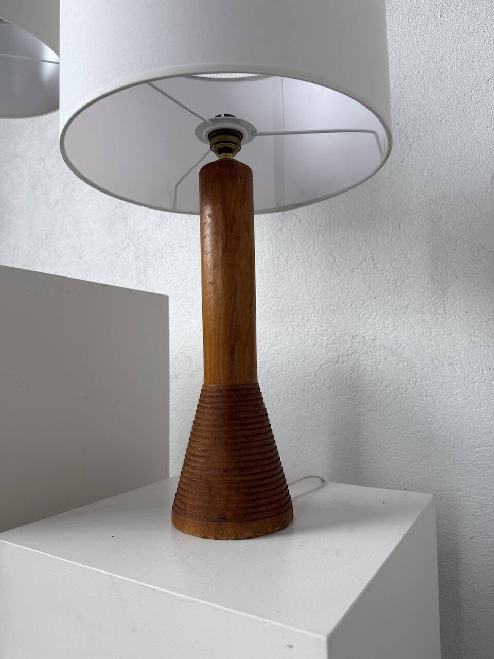 Paire de lampes de table bois chêne années 50