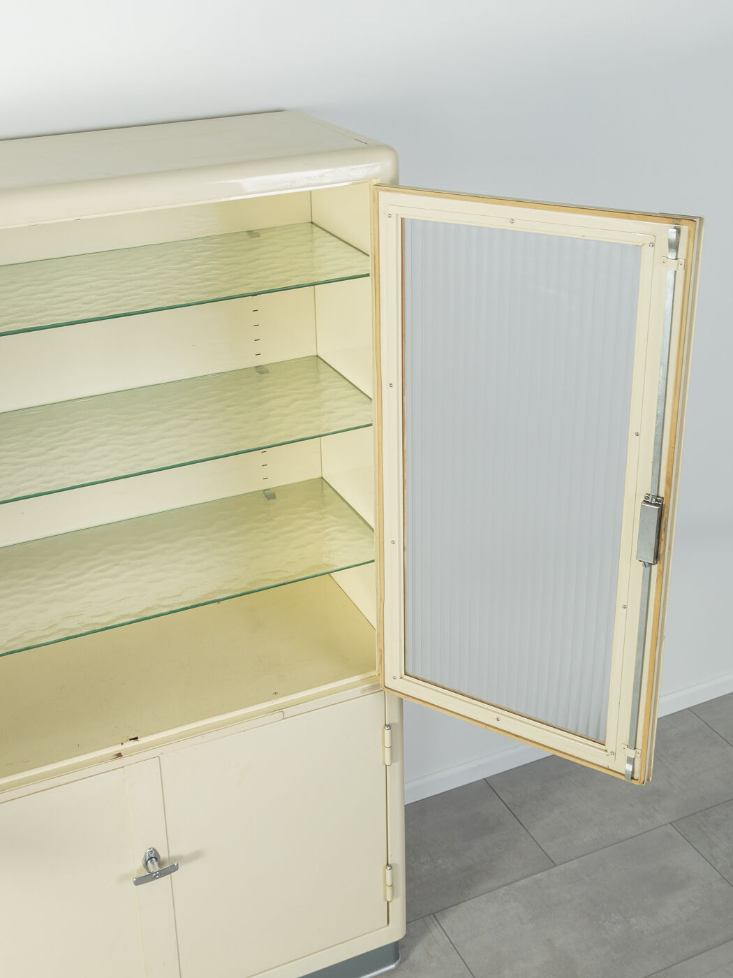 Armoire à pharmacie des années 1950 , Maquet