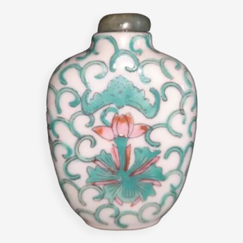 Tabatière en porcelaine chinoise ancienne à décor de fleur de lotus
