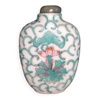 Tabatière en porcelaine chinoise ancienne à décor de fleur de lotus