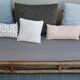Grande banquette lit en rotin vintage