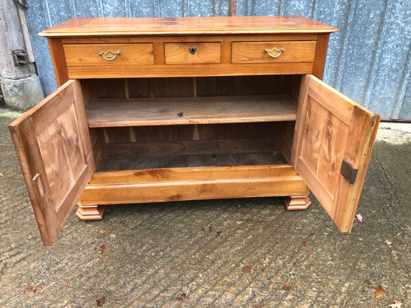 Buffet bas ancien en cerisier massif