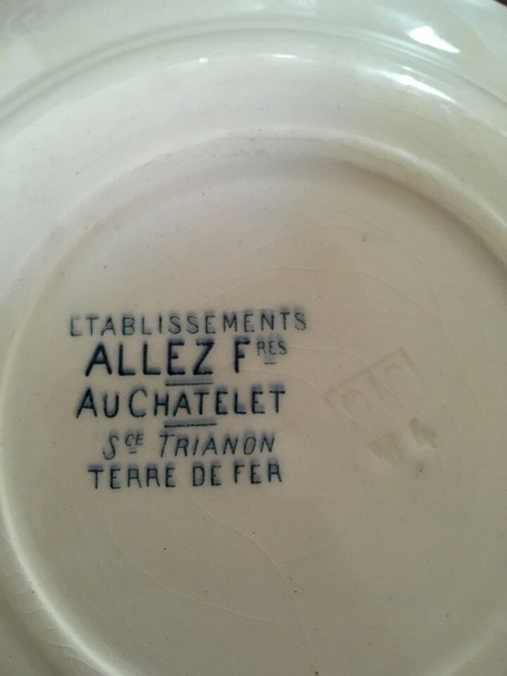 Ensemble cinq assiettes creuses terre de fer"Allez Frères"