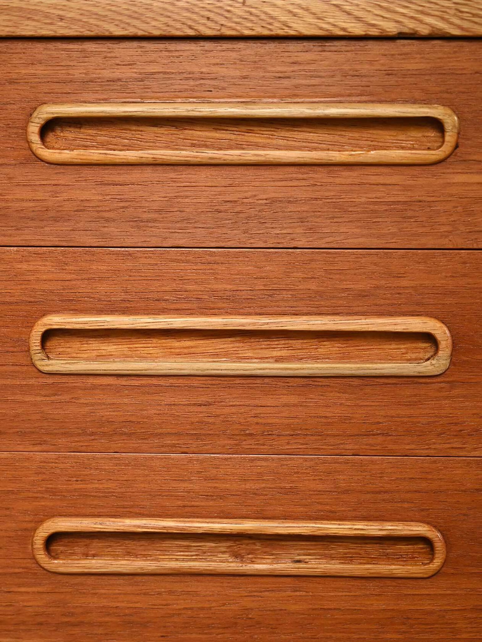 Buffet scandinave des années 1950 avec poignées incrustées.