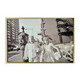Angelo Rizzuto, "Deux filles à côté d'une alarme incendie", Manhattan, 1964