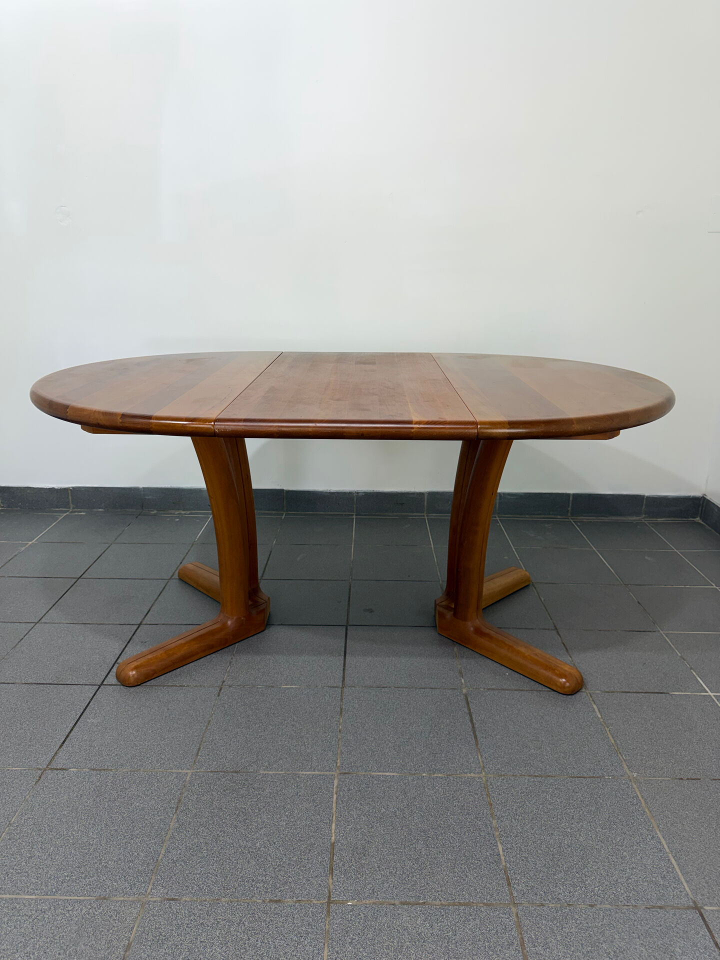 Dyrlund extendable round table in teak – Danish design – 4 to 6