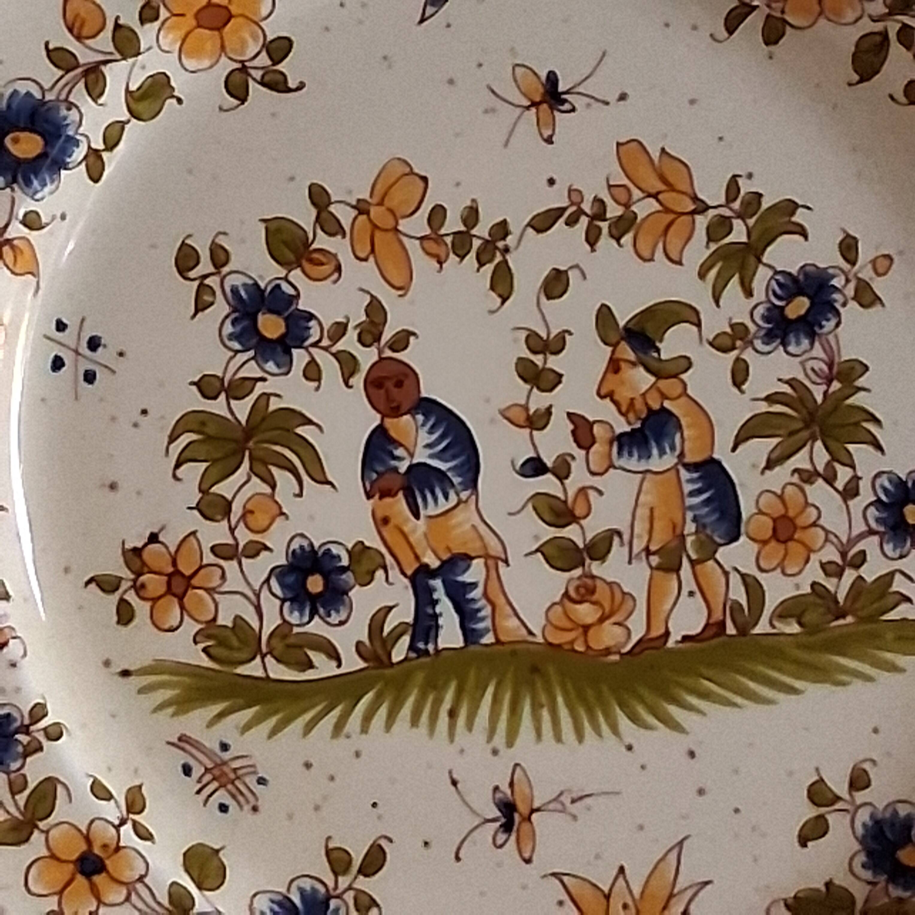 Plate "Reproduction Vieux Moustiers" in very good condition.