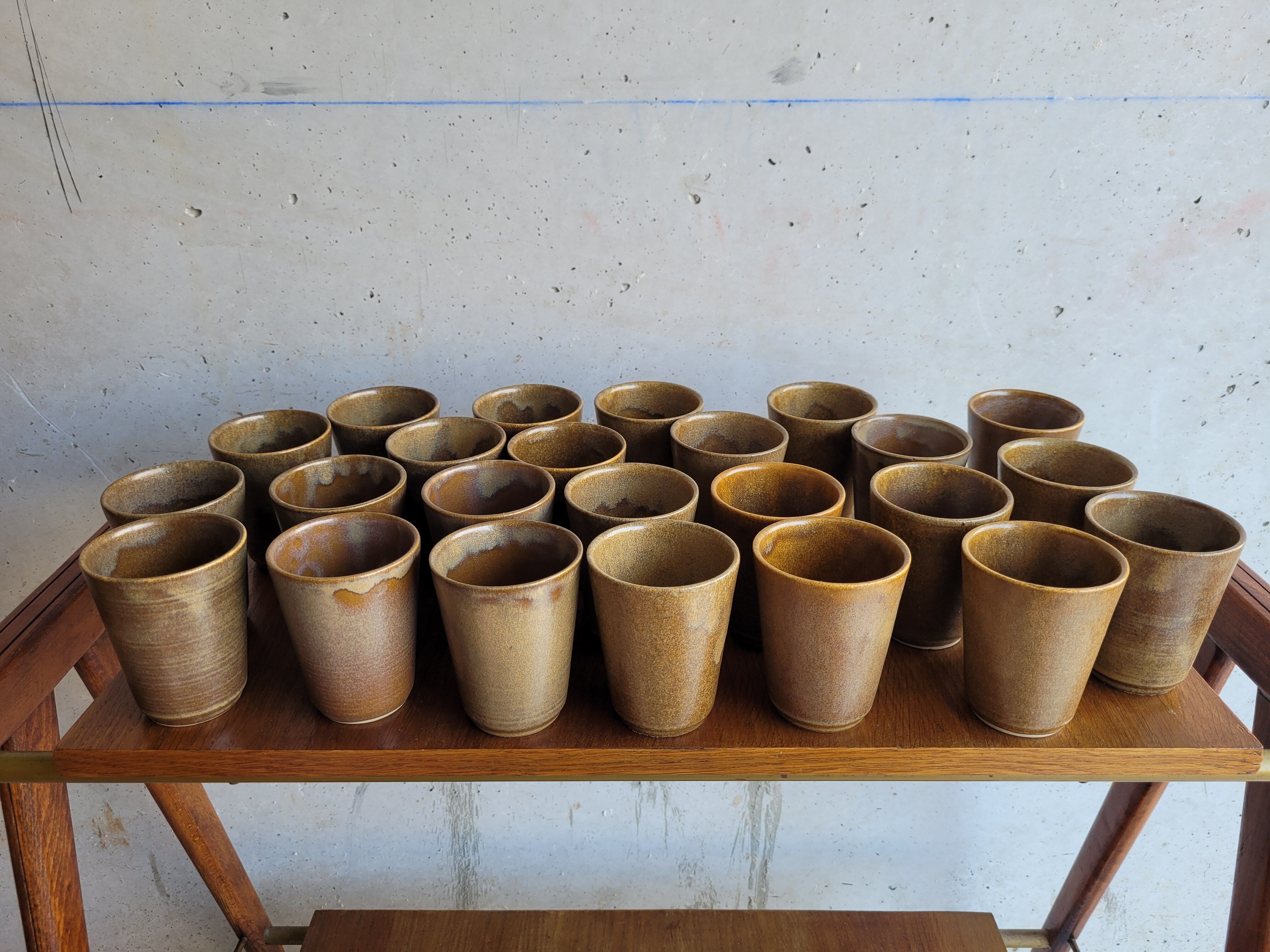 24 verres en grès marron vintage