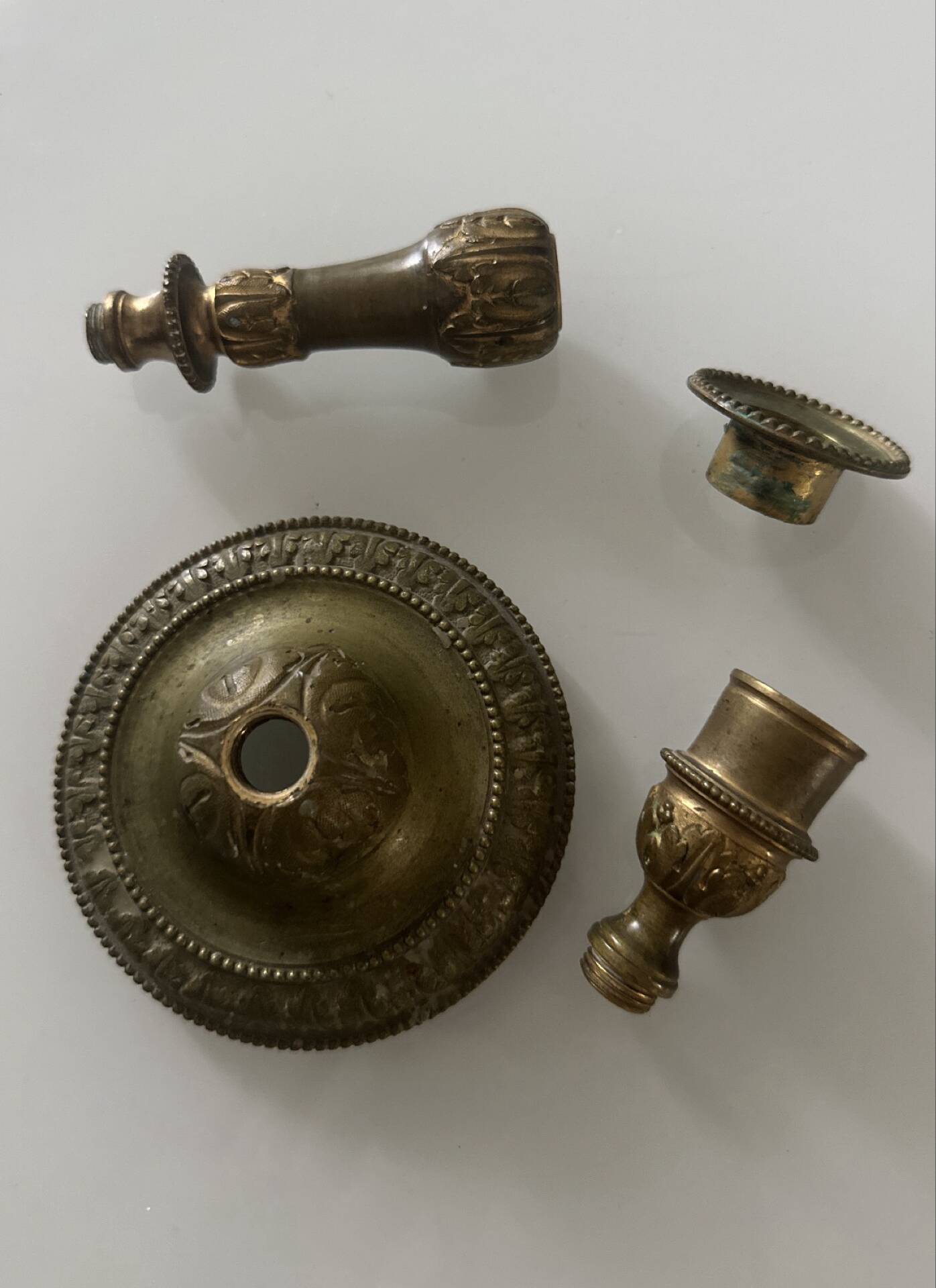 Flambeau époque Louis XVI en bronze doré finement ciselé