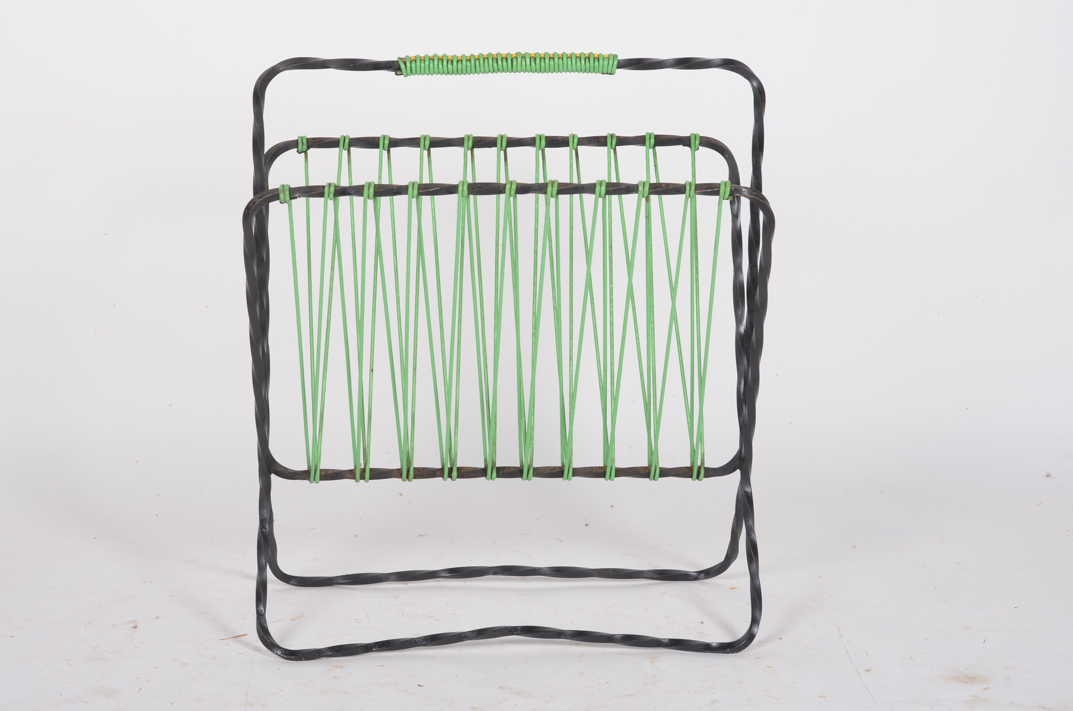Magazine holder twisted iron and scoubidou