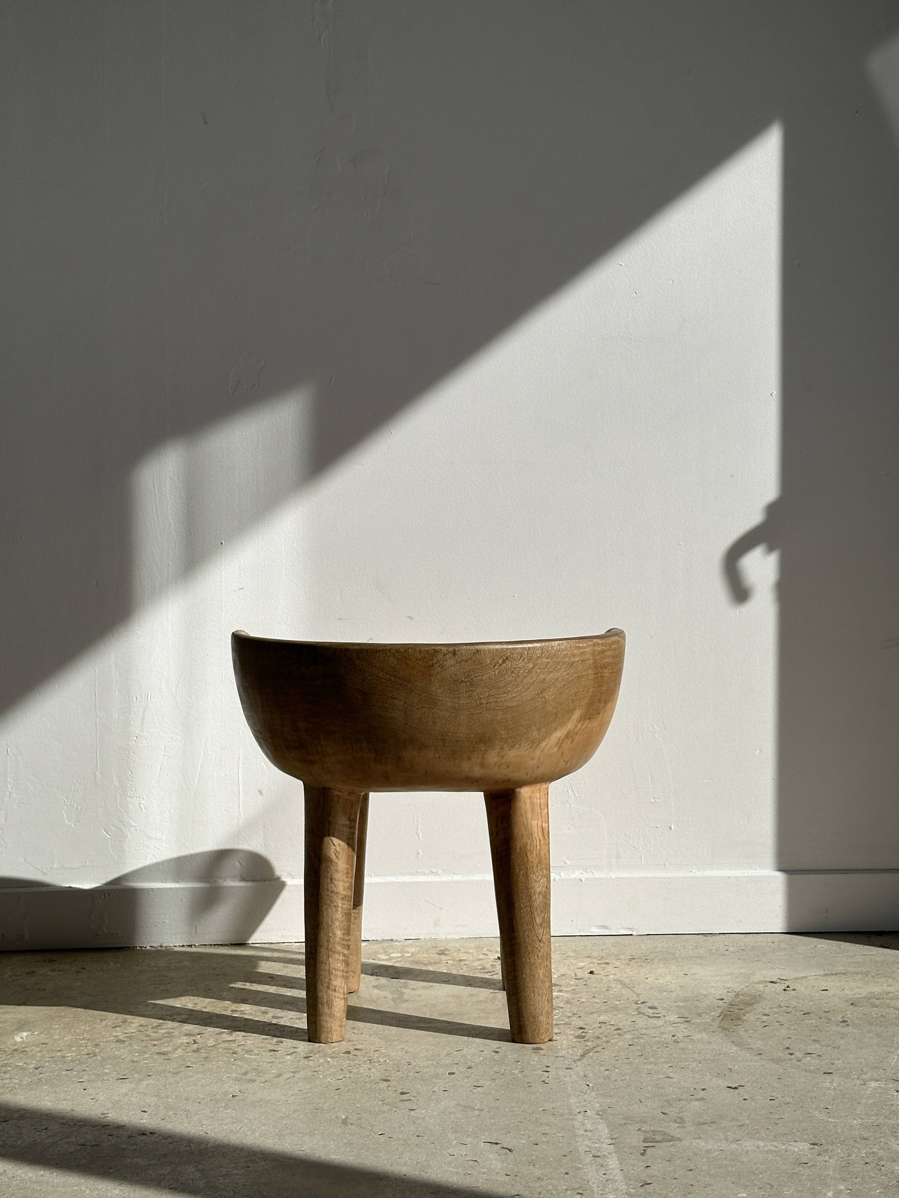 Quadripod chair with round seat and small back in natural monoxyl mango wood