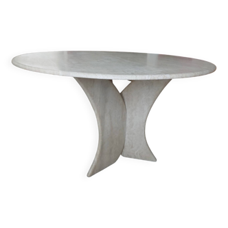 Round stone table (4-6 people)