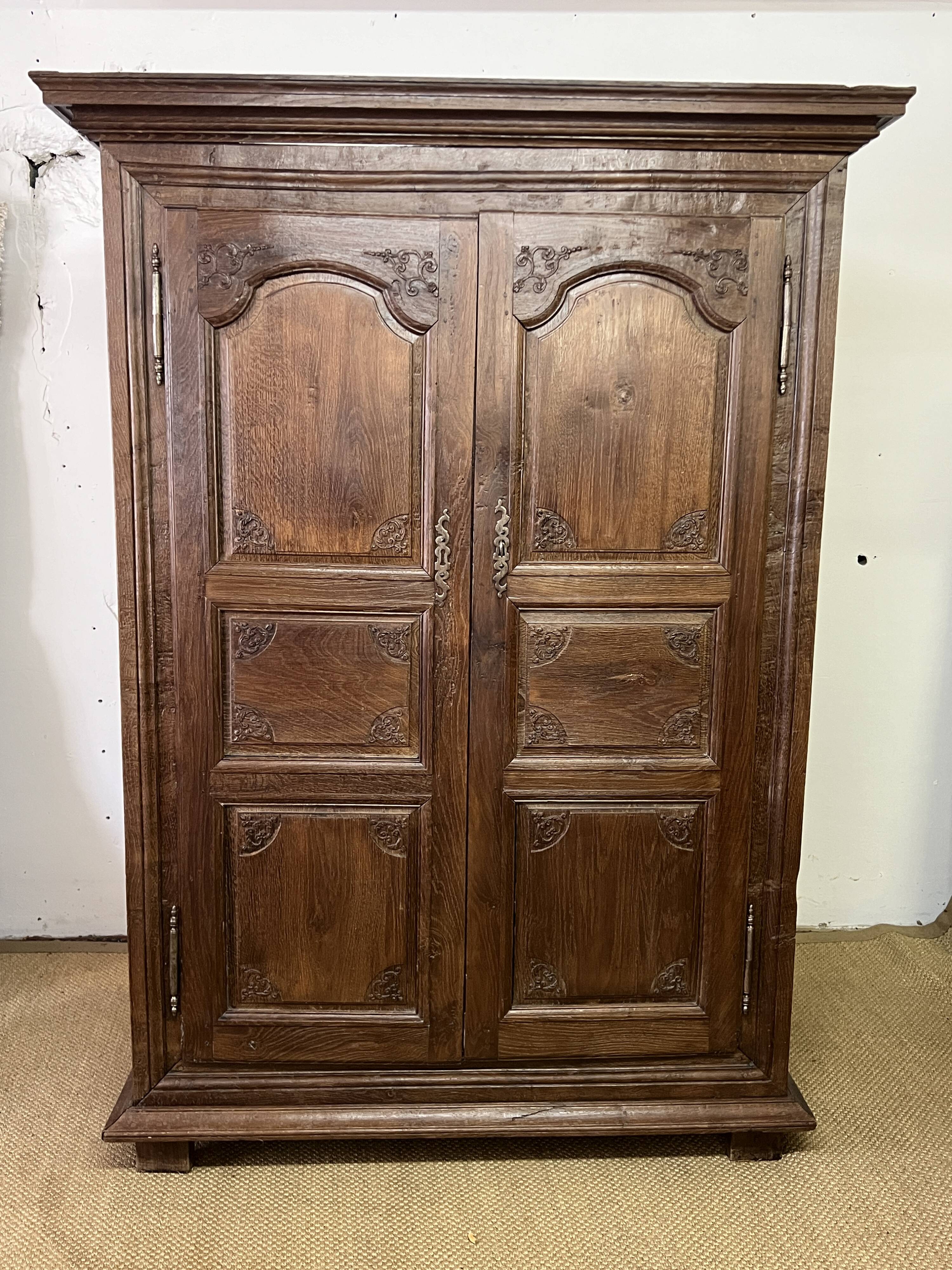 Armoire Louis XV en bois sculpté du XVIIIè siècle