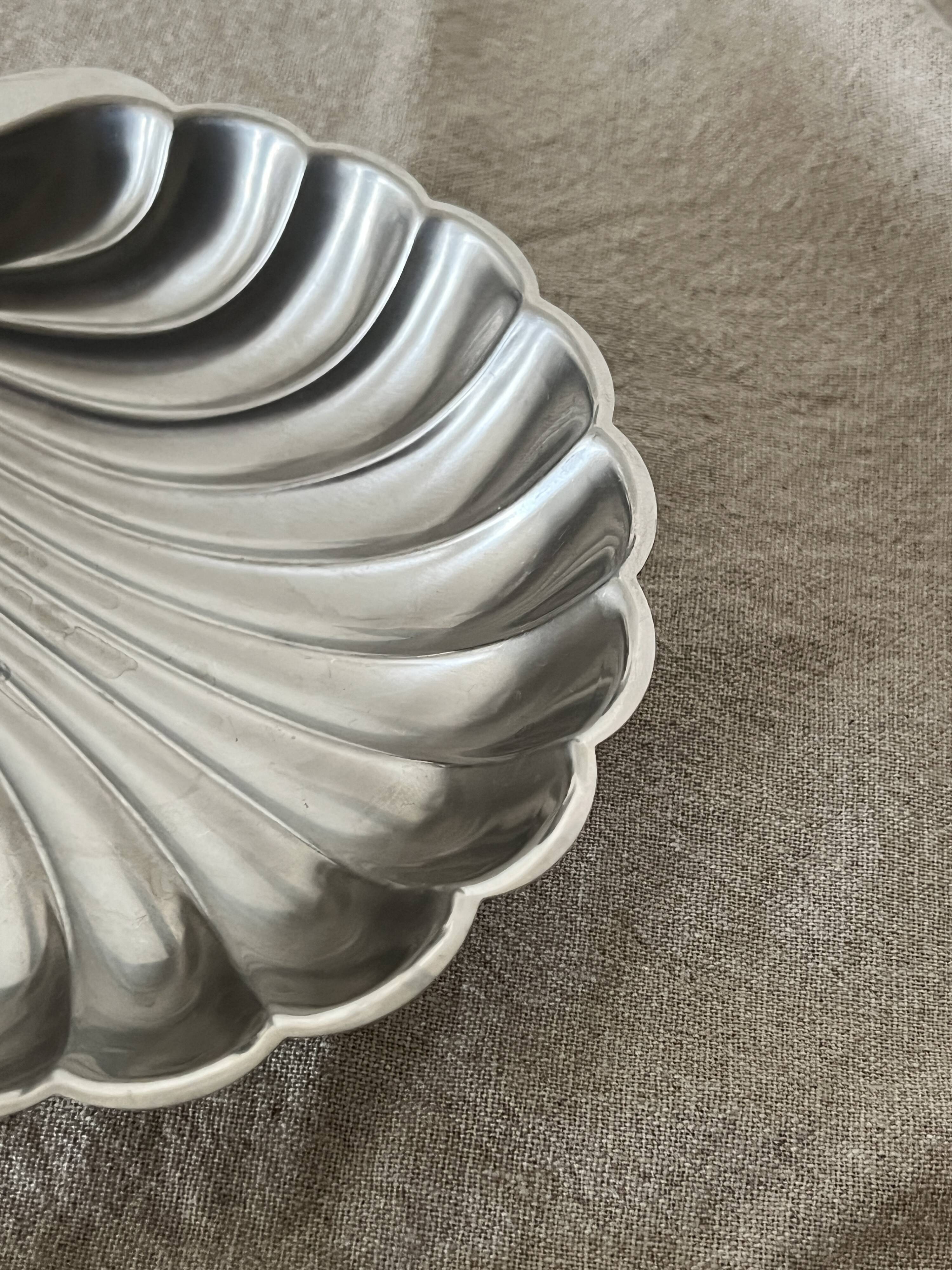 vintage shell-shaped bowl / empty pocket in metal (stainless steel)