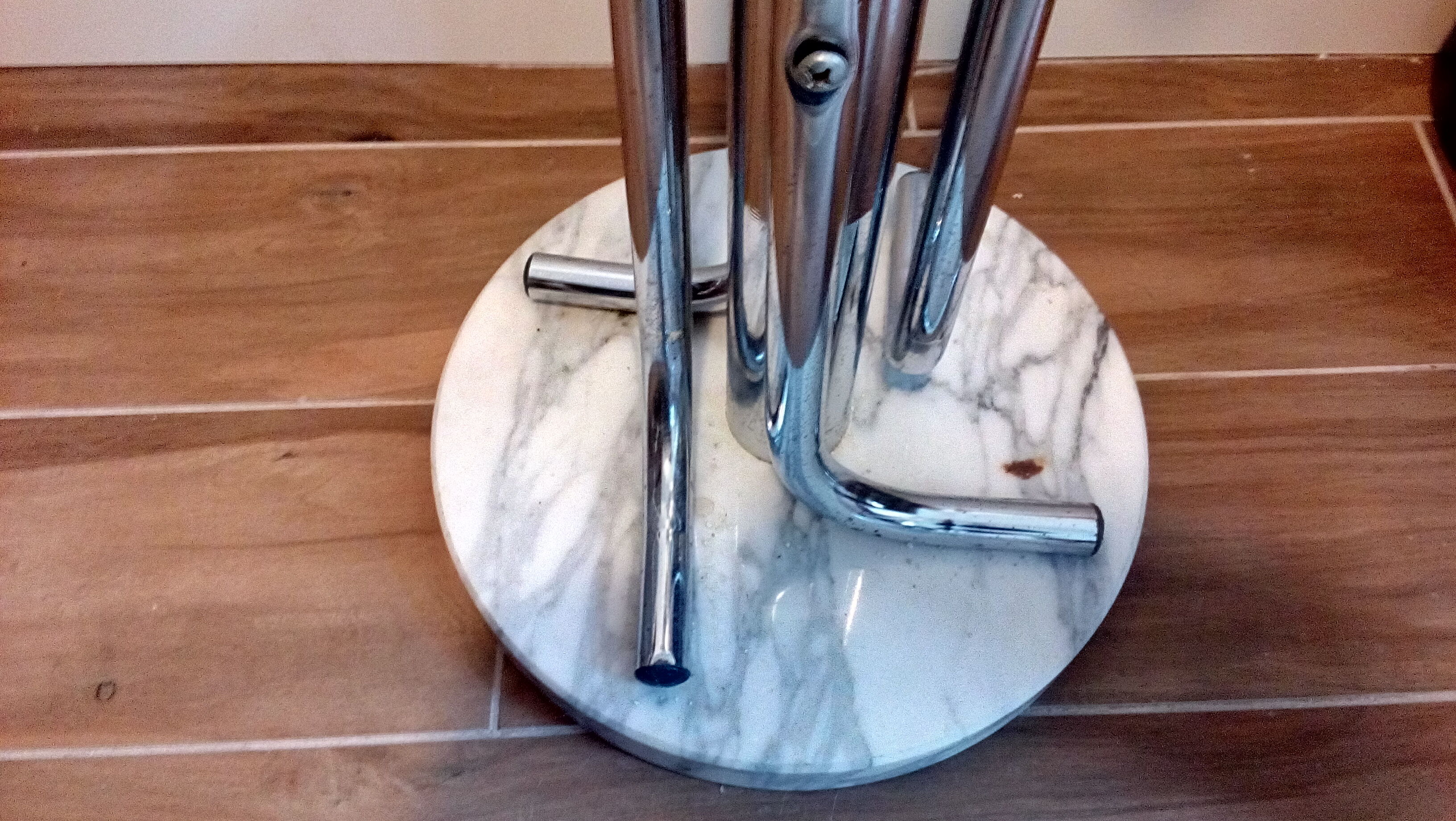 Metal parrot coat rack