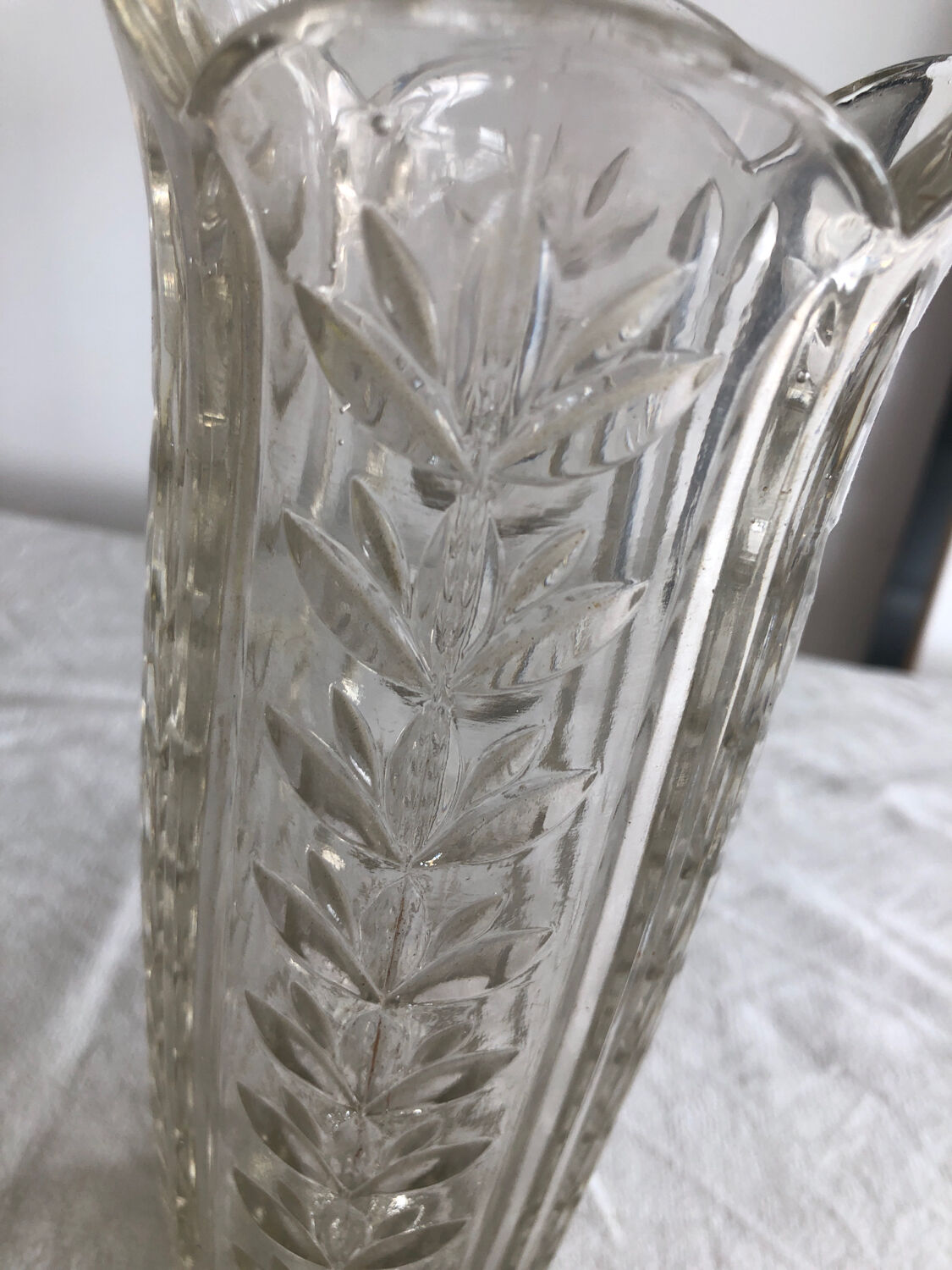 Vase in cut and chiseled glass vintage
