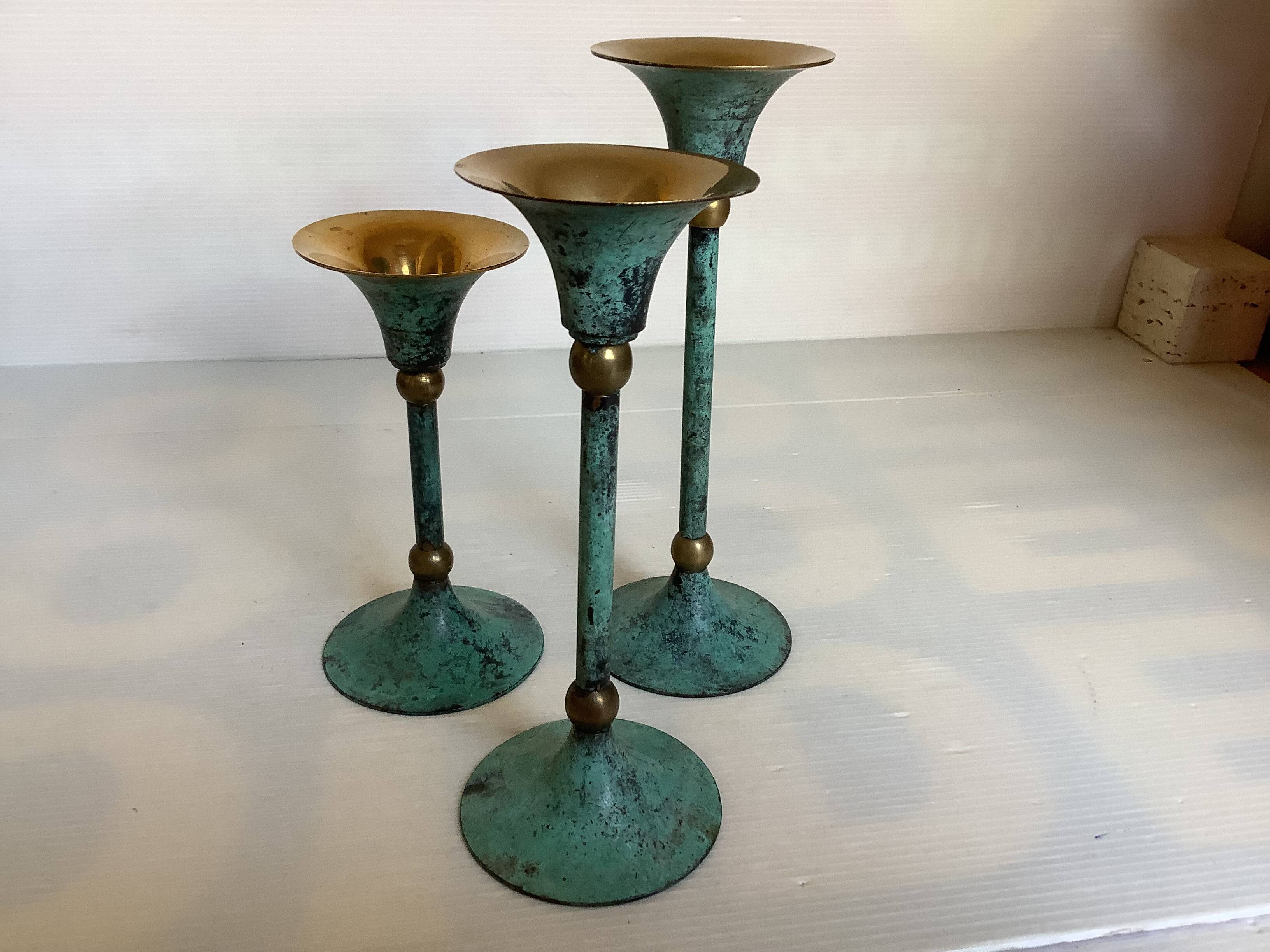 Set of candlesticks with green patina and brass Memphis