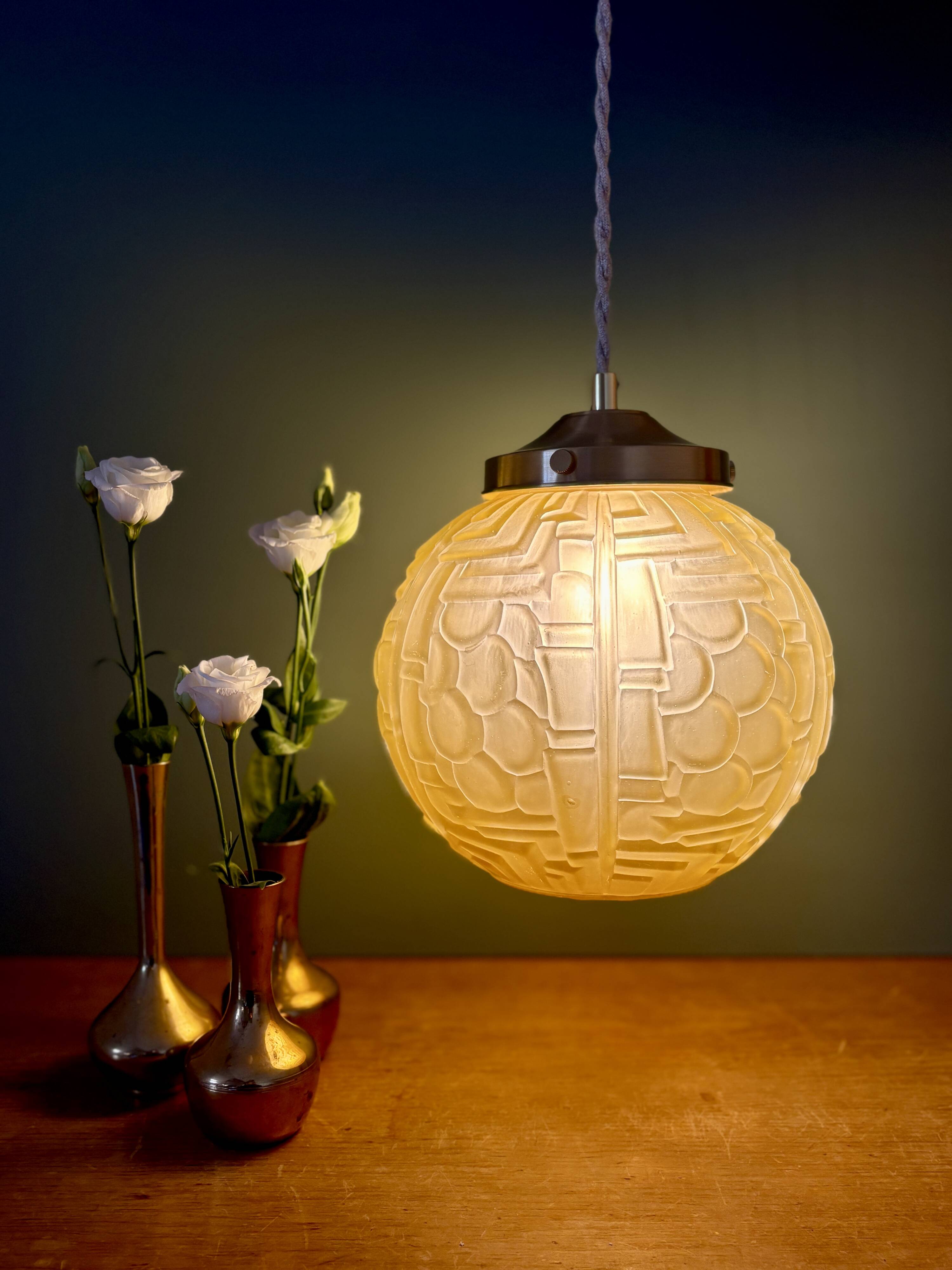 Suspension globe vintage art déco en verre dépoli jaune