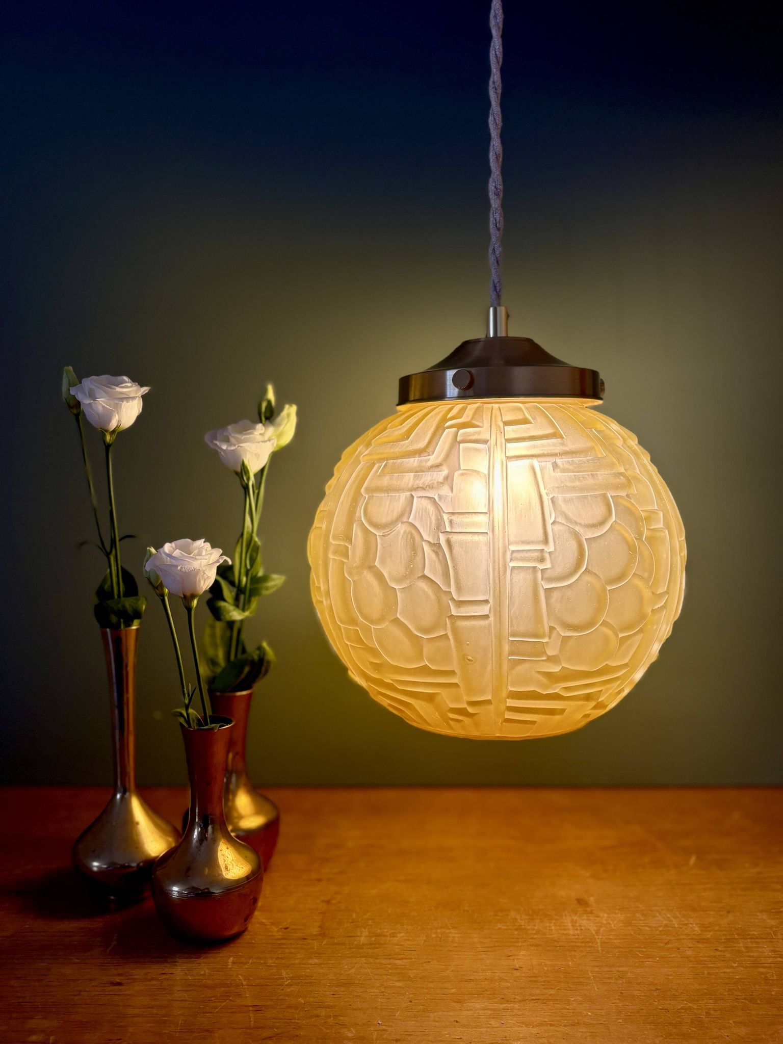 Suspension globe vintage art déco en verre dépoli jaune