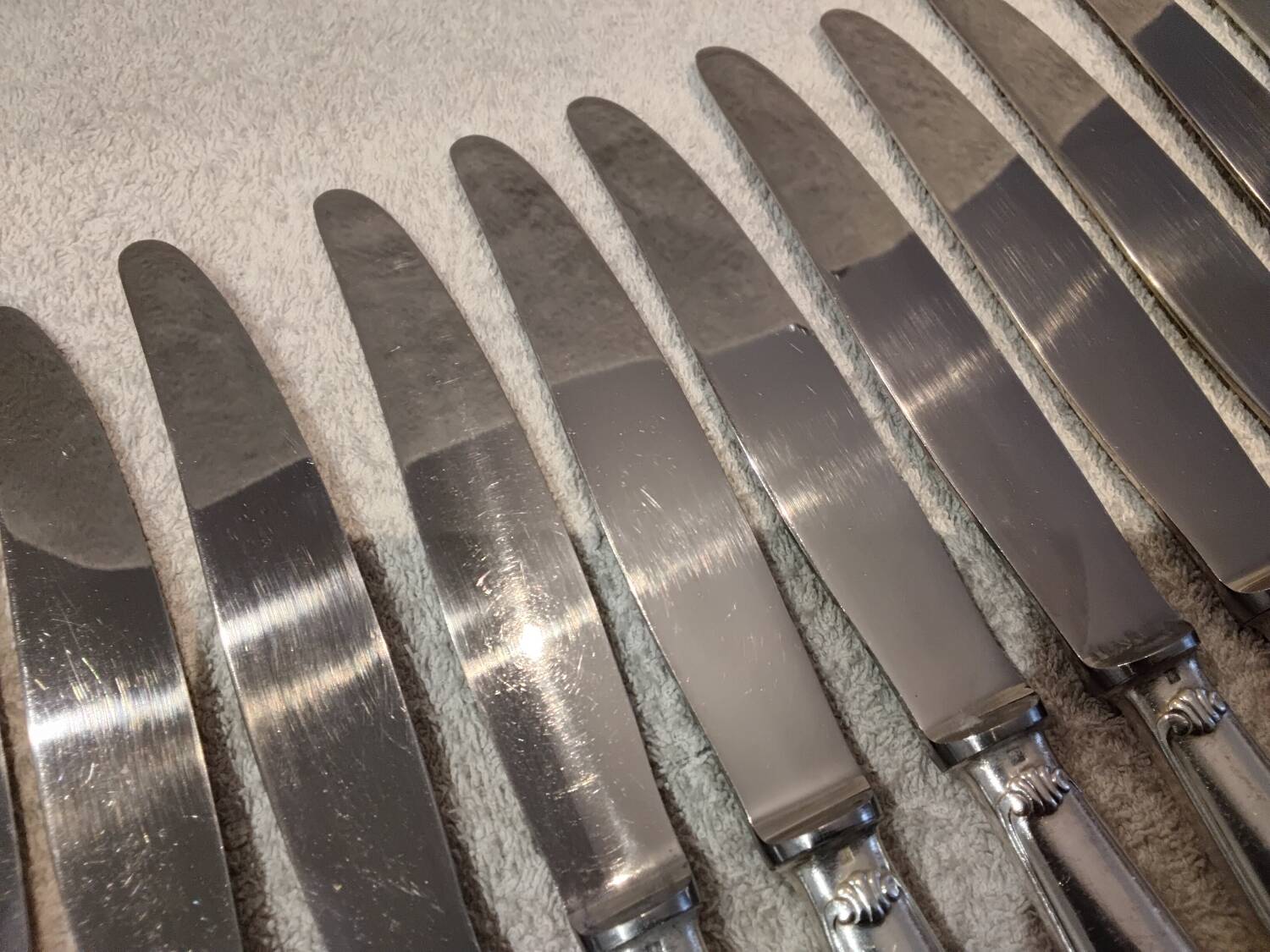 12 silver-plated table knives by Christofle Vendôme, 24.5cm
