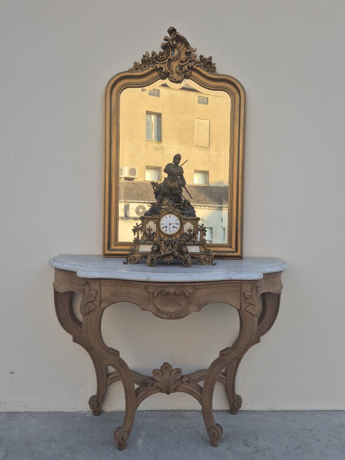 Louis XV curved console in solid oak, 18th century, decorated