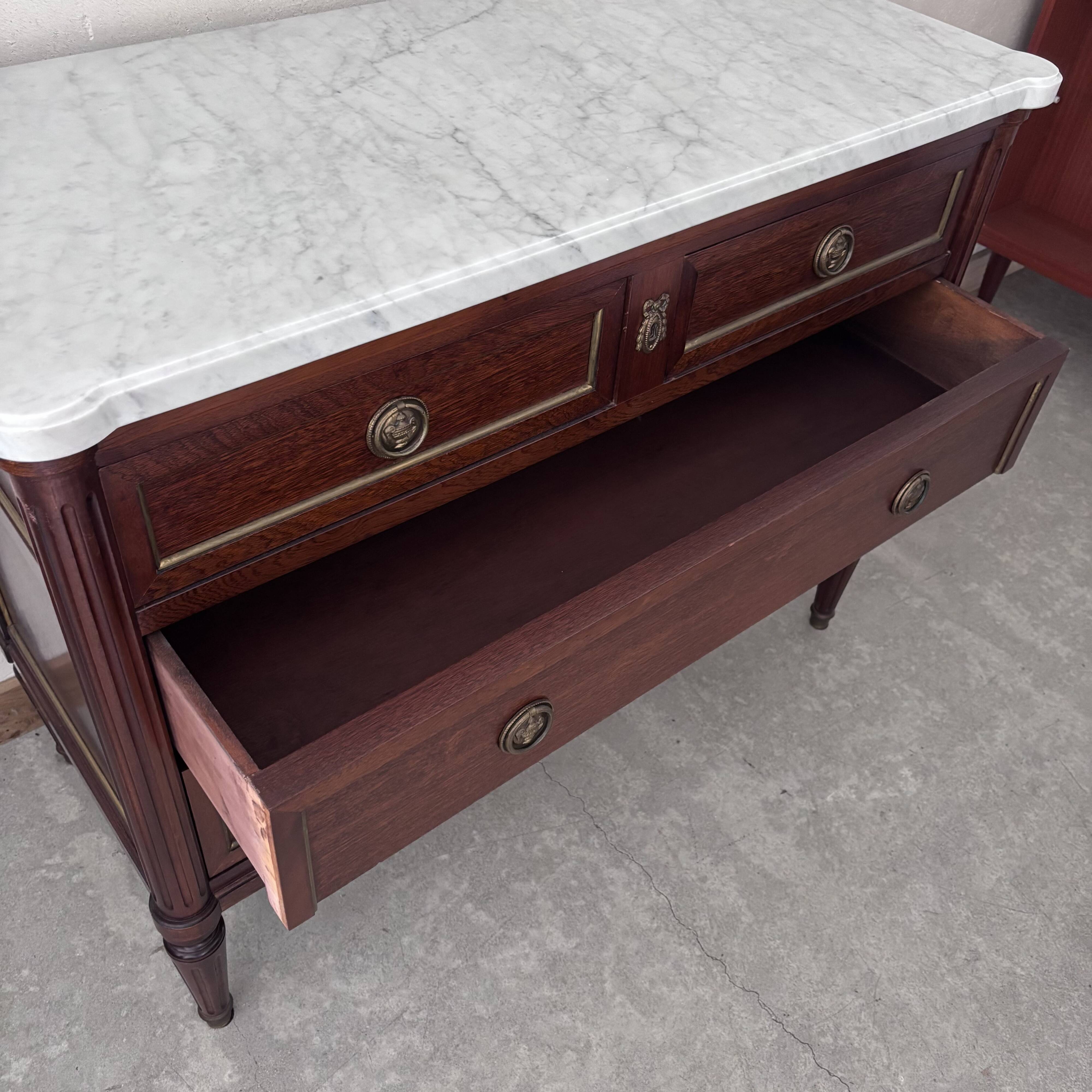 Wooden chest of drawers