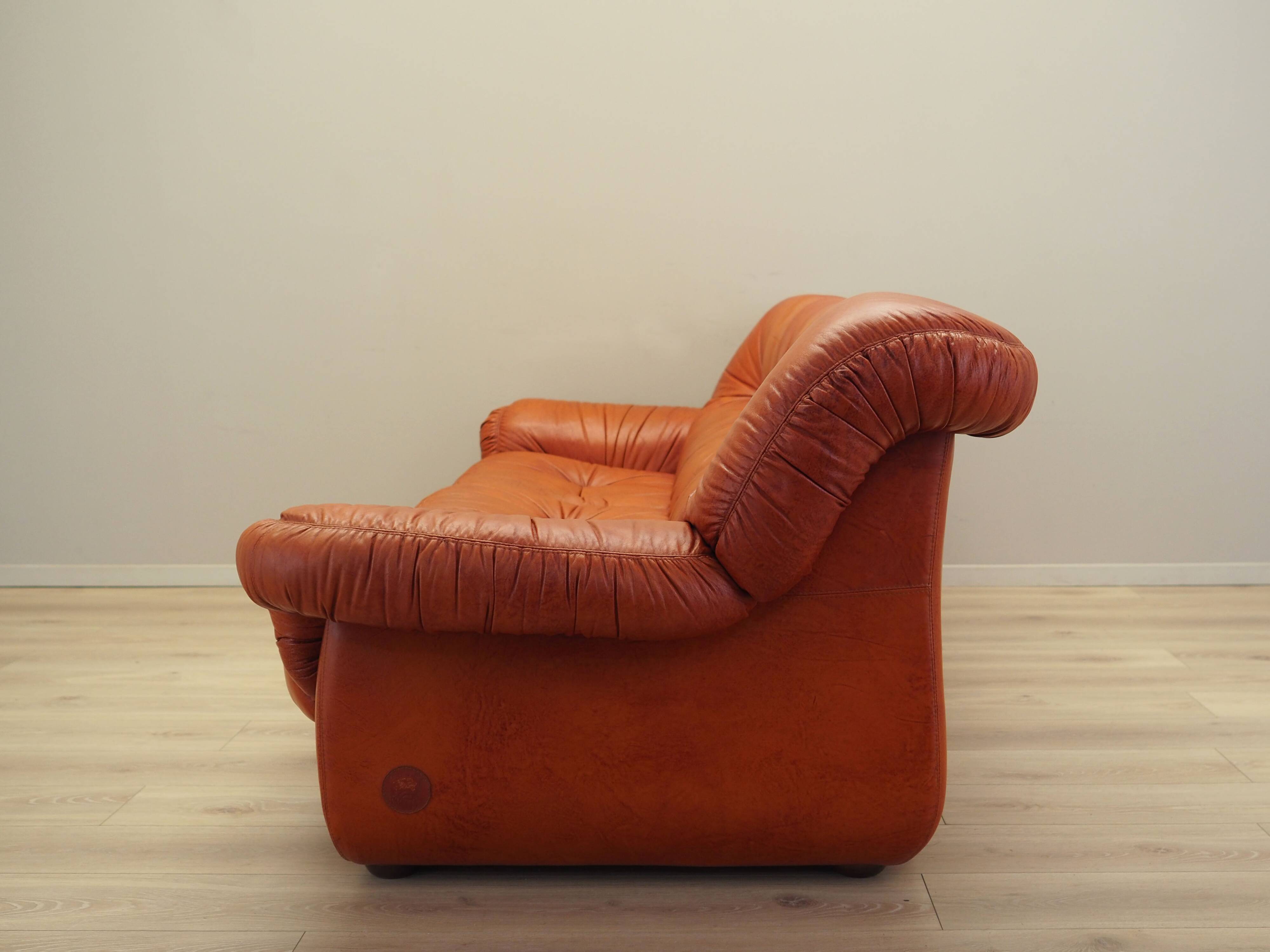 Red leather sofa, Italian design, 1970s, manufacturer: PelleRossi