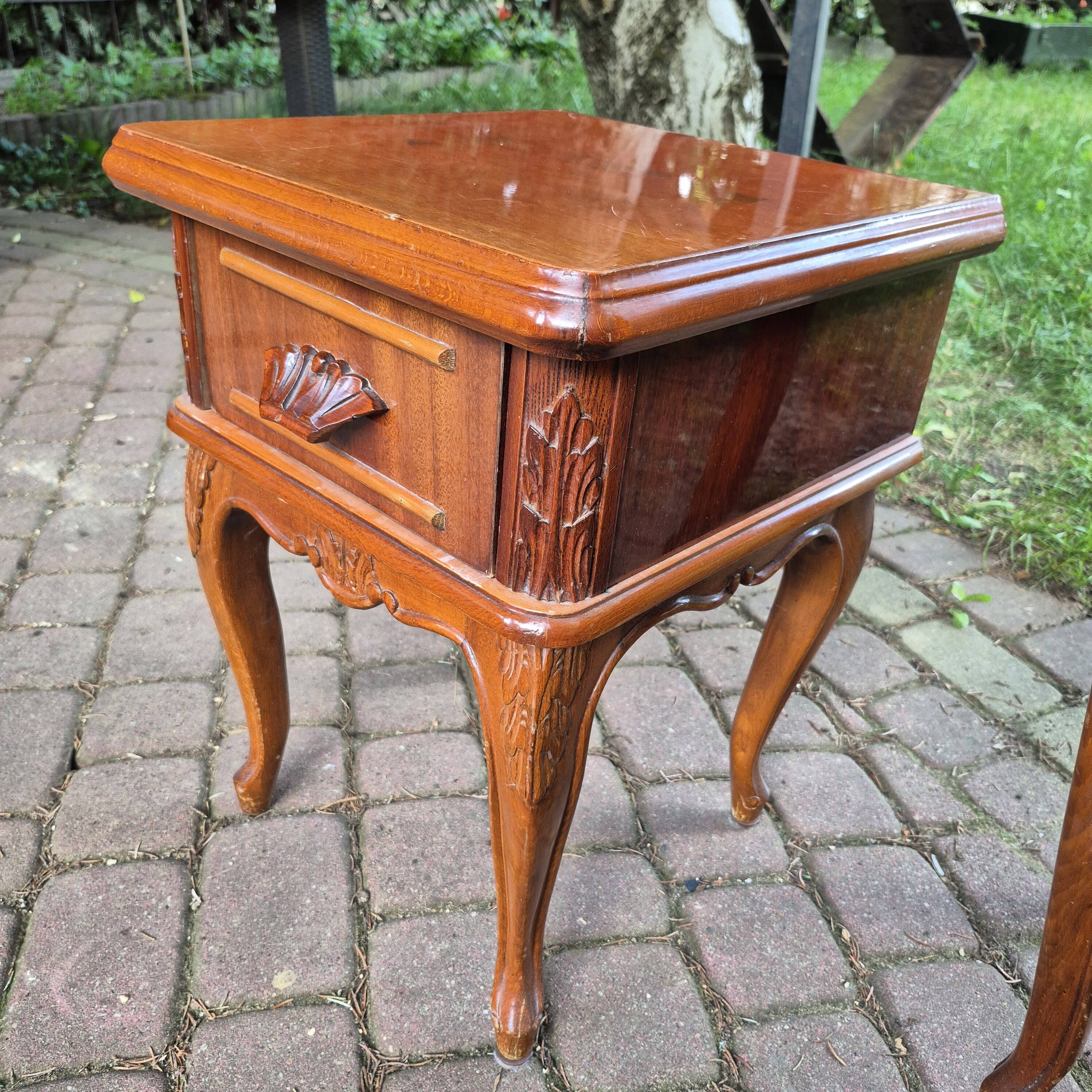 Ensemble de chambre à coucher complet de style Louis XV en 4 pièces - Coiffeuse, tables de nuit, tabouret -