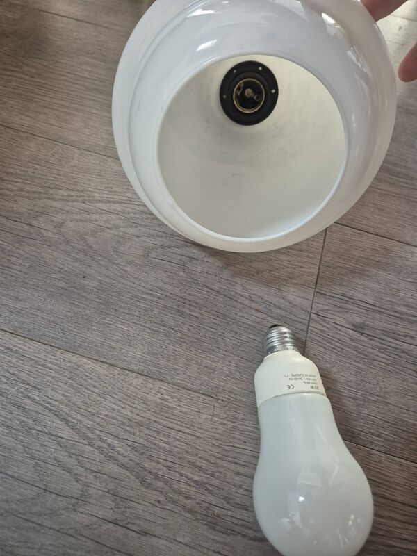 luminaire suspension vintage année 60 70 en opaline blanche rosace