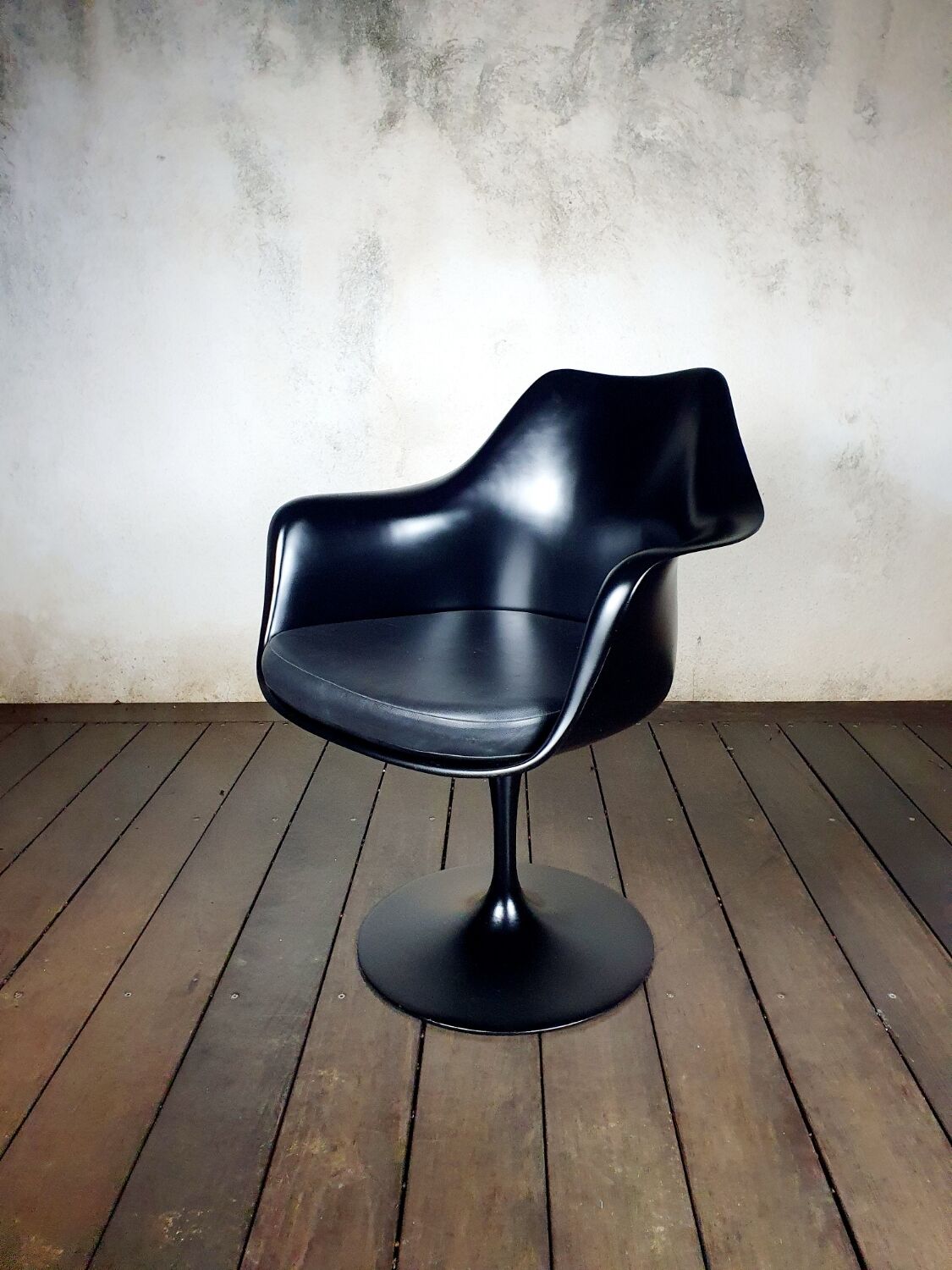 Knoll Saarinen tulip armchair black leather seat