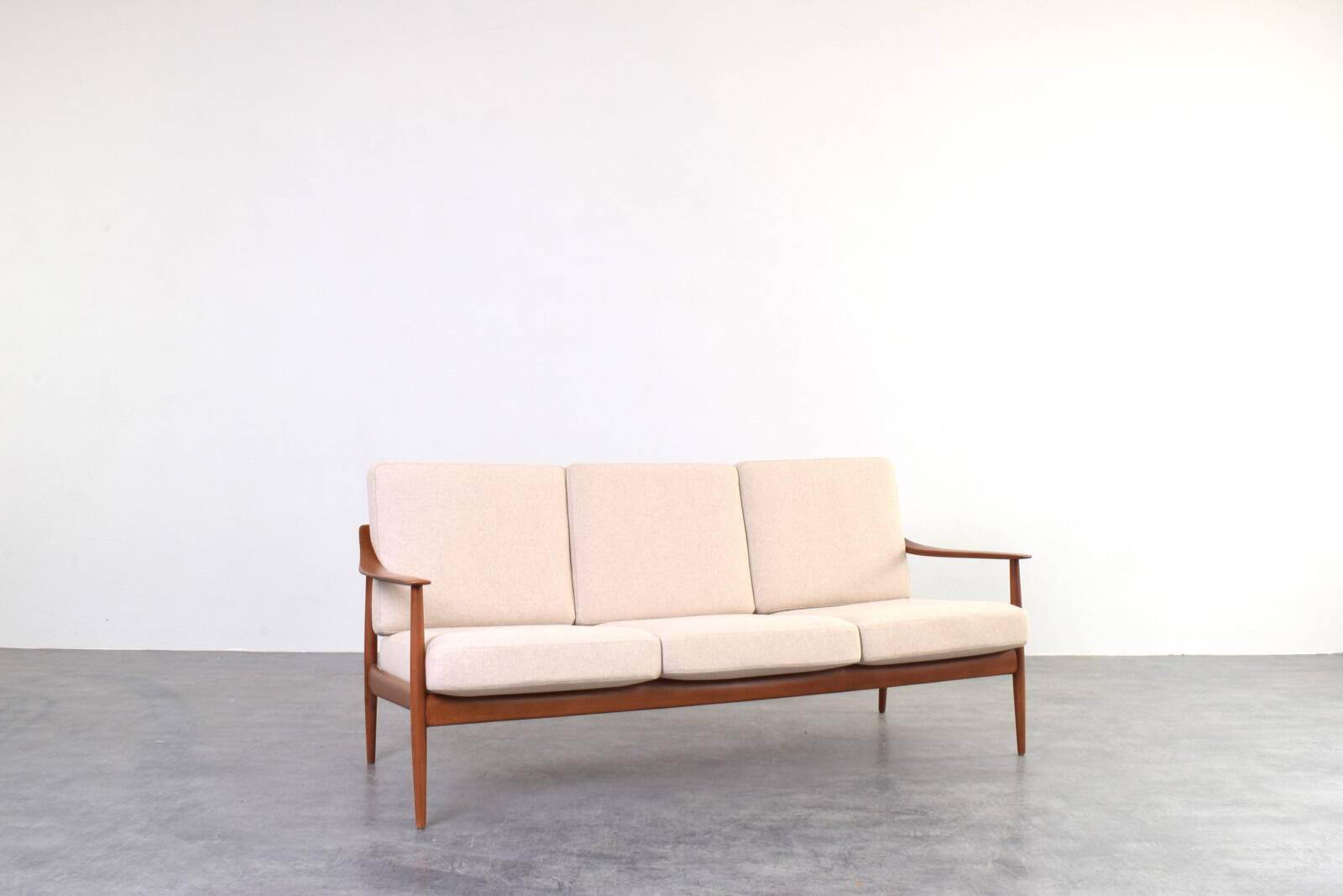 Mid-Century Teak Sofa from Knoll Antimott, 1960s.