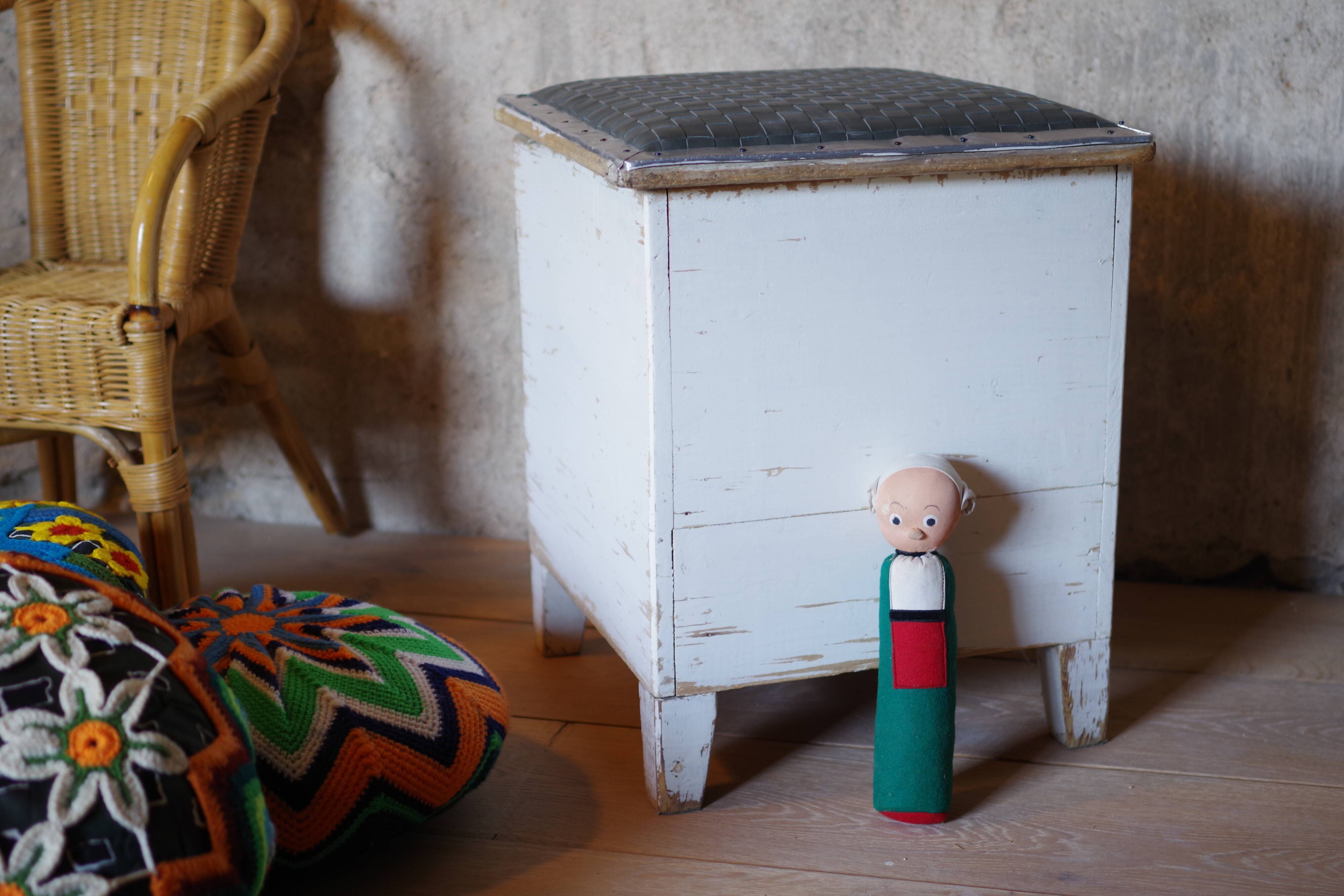 Trunk trunk stool Ottoman vintage leather white patina