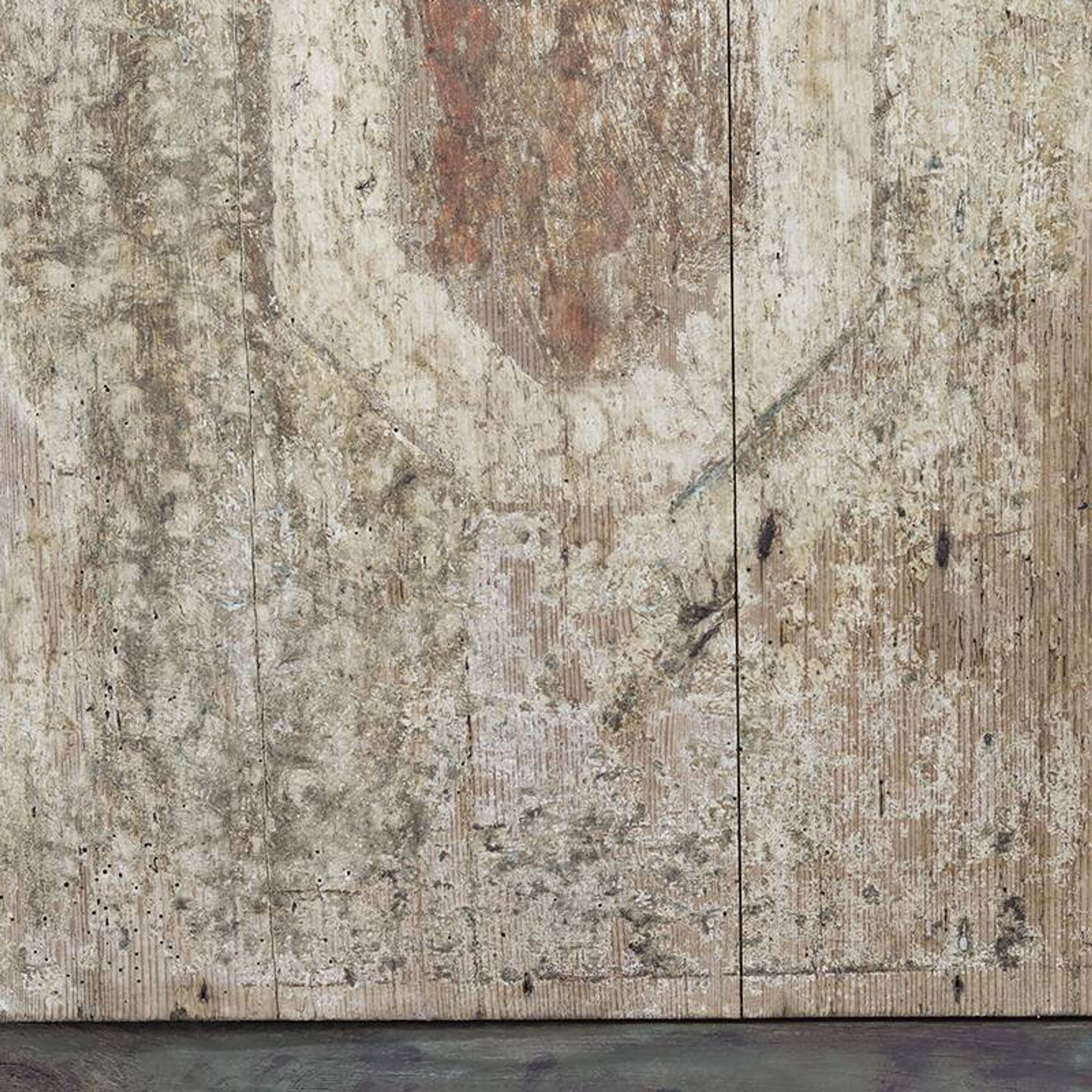 Armoire de mariée peinte en art populaire de ferme rustique et vieillie