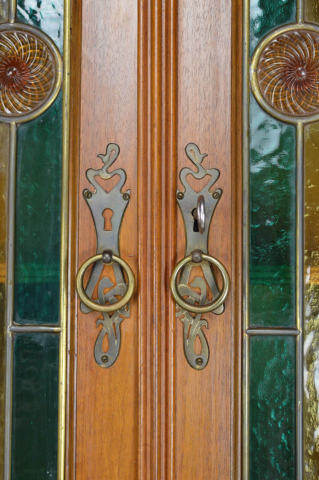 Buffet Art Nouveau en acajou sculpté et vitraux, vers 1900